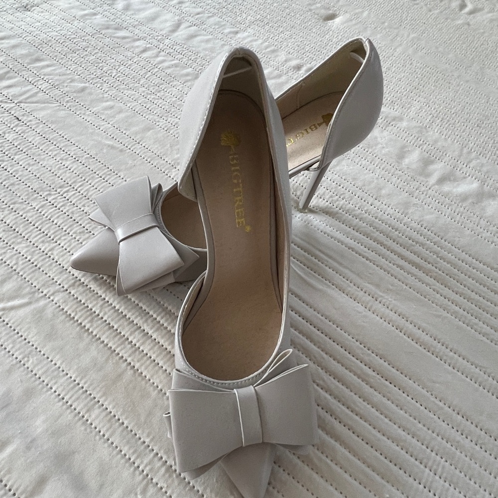 Elegant Gray Bow Heels